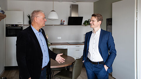 Wethouder Jaimi van Essen in gesprek met Wilfried Brouwer, inwoner van de Rubensstraat (en aangesloten op het SWZ)